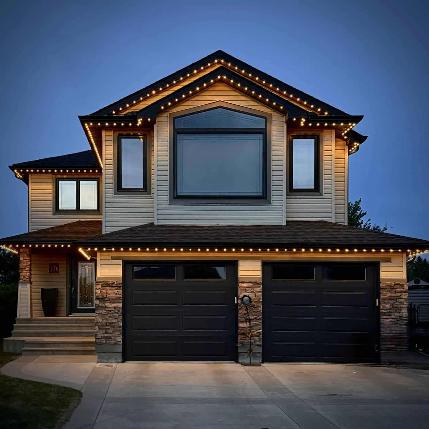 Home with true 2700K warm white permanent roofline lighting